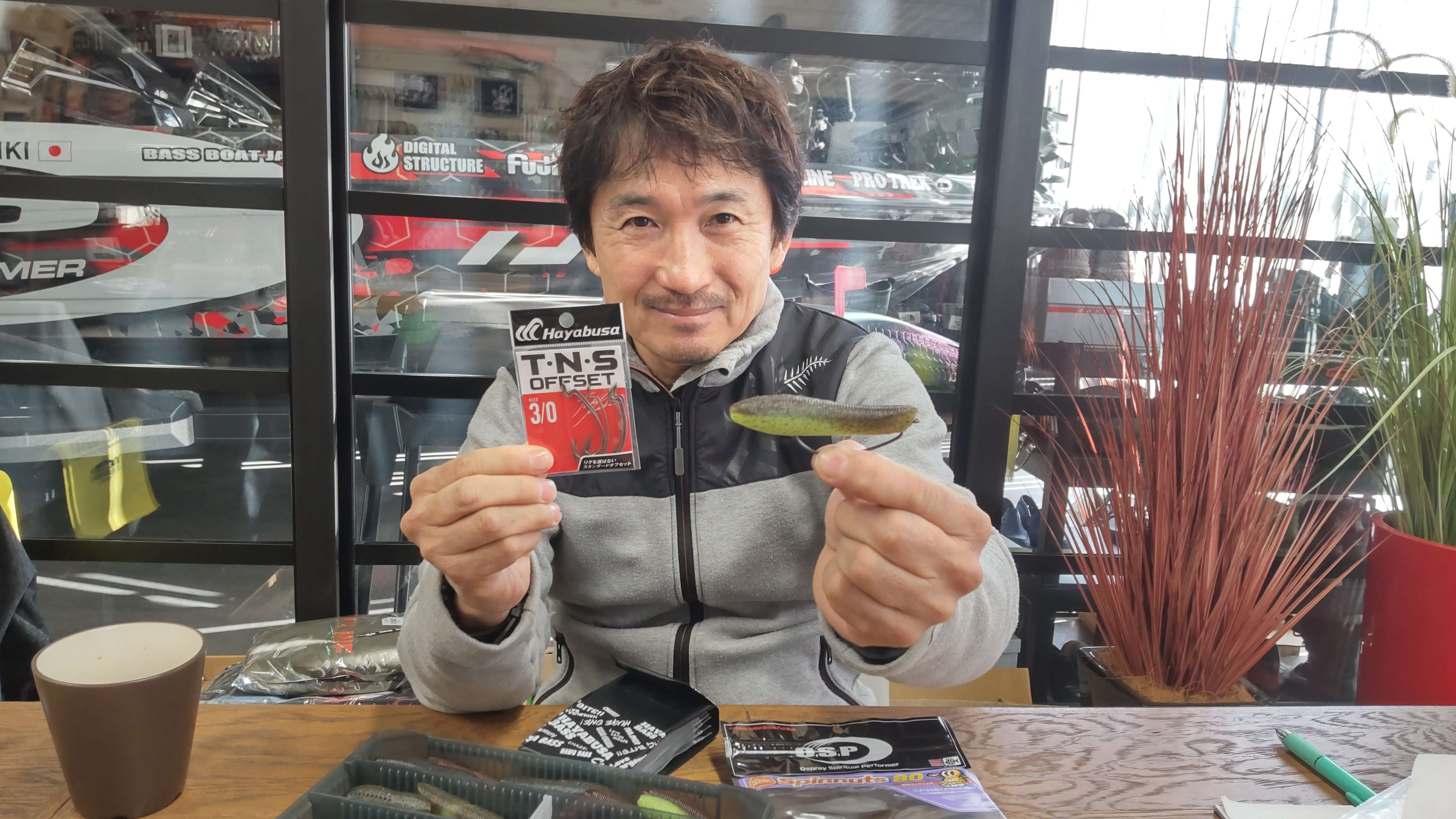 T・N・S　OFFSETを持っている写真