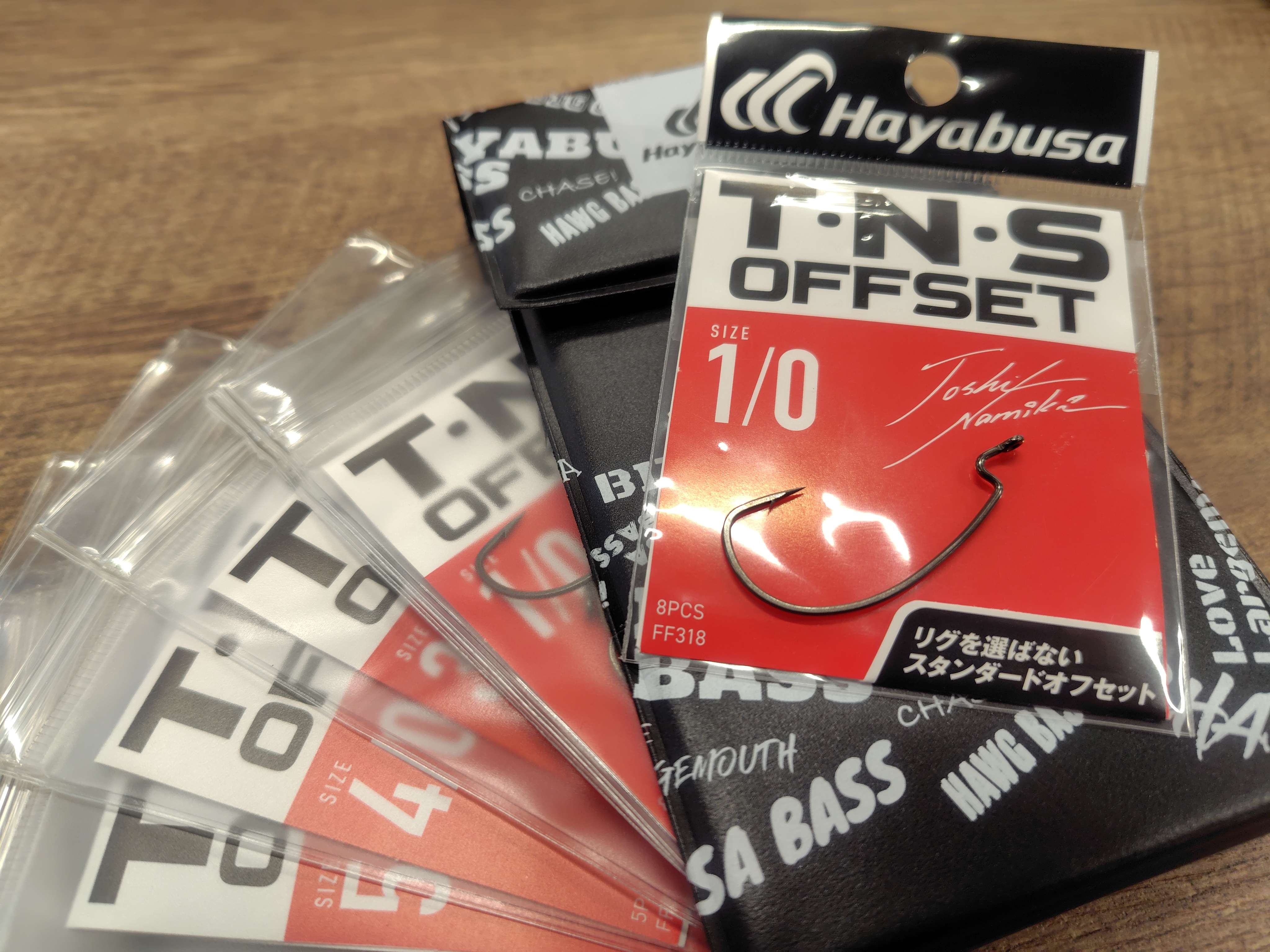 T・N・S　OFFSETが机に6枚並べられている写真