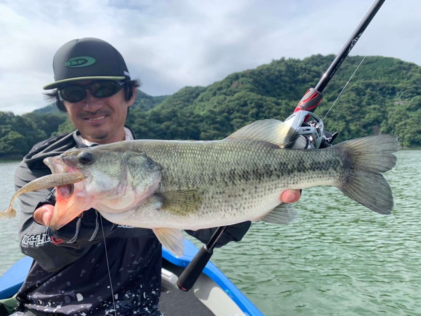 魚を釣り上げている写真2